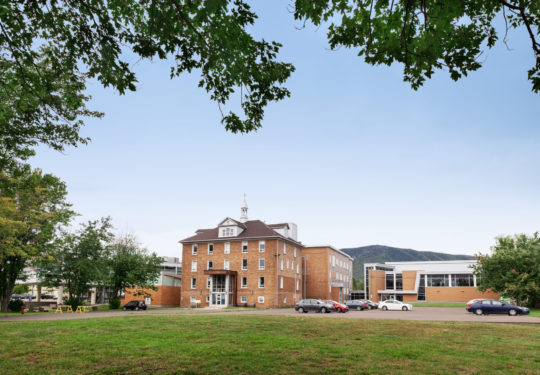  2019_Facadefacealamontagne_Roger_stlaurent