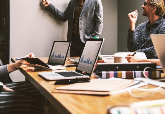 Gestion_fin_automatisée_cheerful-colleagues-digital-device-1432942