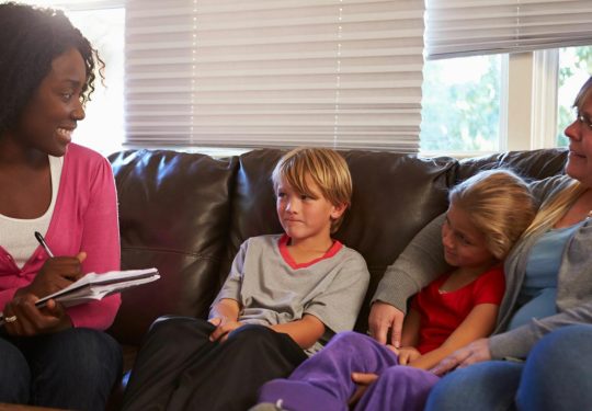 Travail_social_sw-intervenante-et-famille