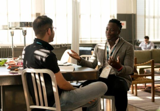 Entrevue-2-personnes-agent_support_gestion_RH