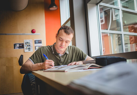  Hall travail lumière1