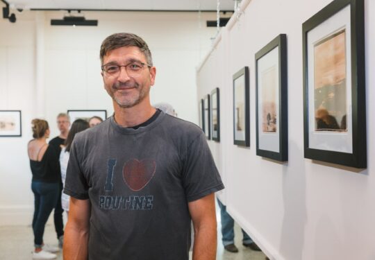 L'artiste Mathieu L'Heureux-Roy lors du vernissage de son exposition, « 2 degrés », à la galerie Chrysalide.